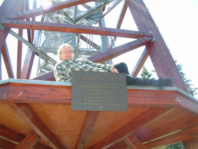 Vor der Tafel des Teltschikturms im Odenwald